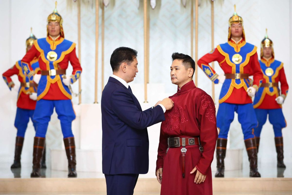 Кино урлаг үүсэж хөгжсөний 90 жилийн ойг тохиолдуулан төрийн дээд цол олголоо Кино урлаг үүсэж хөгжсөний 90 жилийн ойг тохиолдуулан төрийн дээд цол олголоо