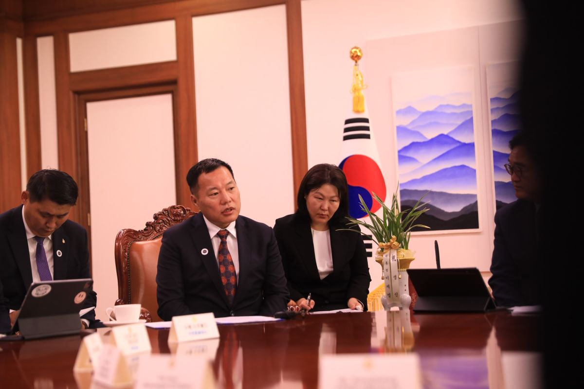 Ардчилсан намын дарга О.Цогтгэрэл БНСУ-ын Үндэсний Ассамблейн дарга Ү Вон Шигт бараалхлаа