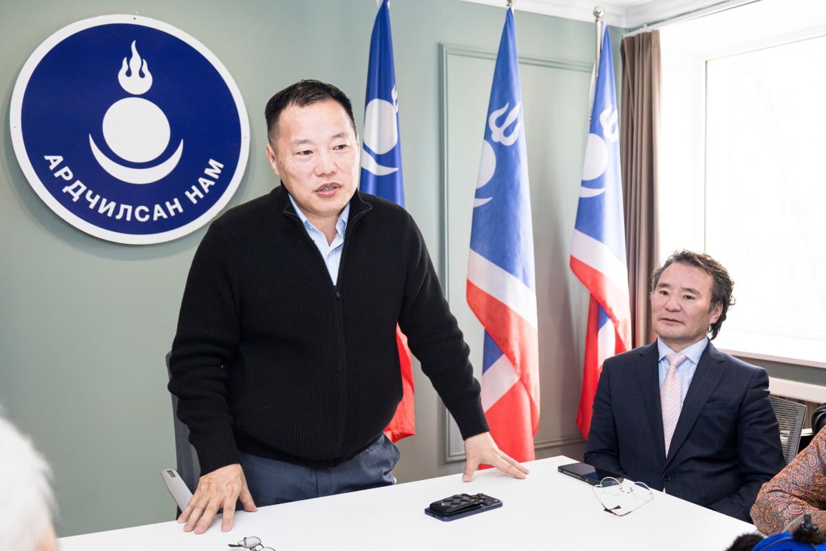 Ардчилсан Намын дарга, УИХ дахь Ардчилсан Намын бүлгийн дарга О.Цогтгэрэл өнөөдөр /2026.03.02/ Ардчилсан социалист хөдөлгөөнийг үүсгэн байгуулагч, ахмад гишүүдэд “Ардчиллын гэрэгэ”-г гардуулав.