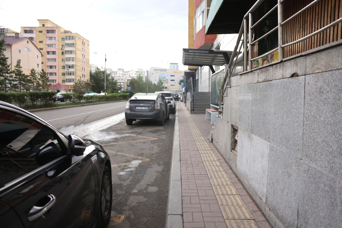 Нархан хотхоноос “Home Plaza” хүртэл 430 метр нийтийн эзэмшлийн зам талбайг чөлөөлж, явган хүний замыг өргөтгөн, стандартад нийцүүлнэ