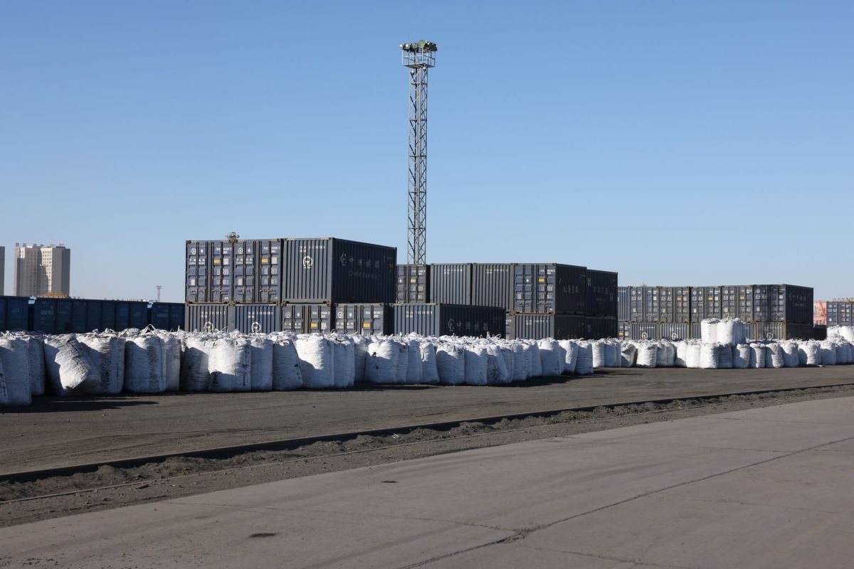 Сурвалжилга: Эрээн хотын гаалийн талбайд 8000 тонн, “Тавантолгой түлш” компанийн үйлдвэрт 35 мянган тонн хагас коксон түлш нөөцлөөд байна