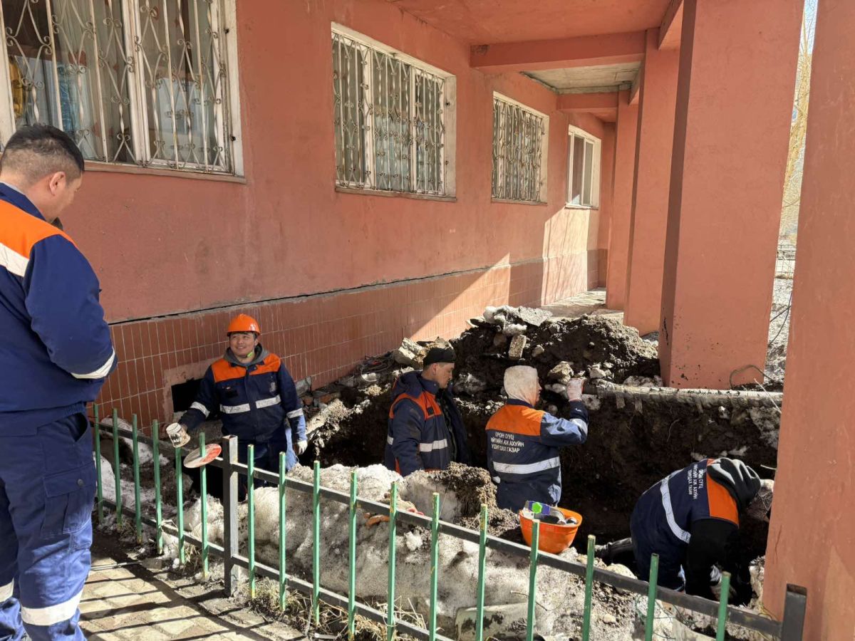Хилчингийн долоодугаар байрны 24 метр халуун усны шугамд гарсан гэмтлийг засаж байна