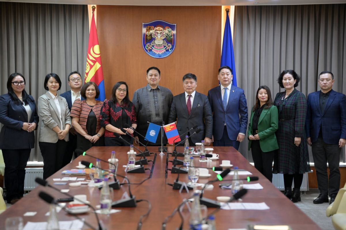 Хотын дарга Х.Нямбаатар англи хэлний багш нарын ур чадвар, хүртээмжийг сайжруулах зорилгоор Филиппин улсын боловсролын байгууллагын төлөөлөлтэй уулзлаа