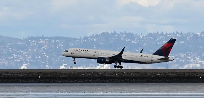 “Delta” компани олон зуун нислэгээ цуцалжээ