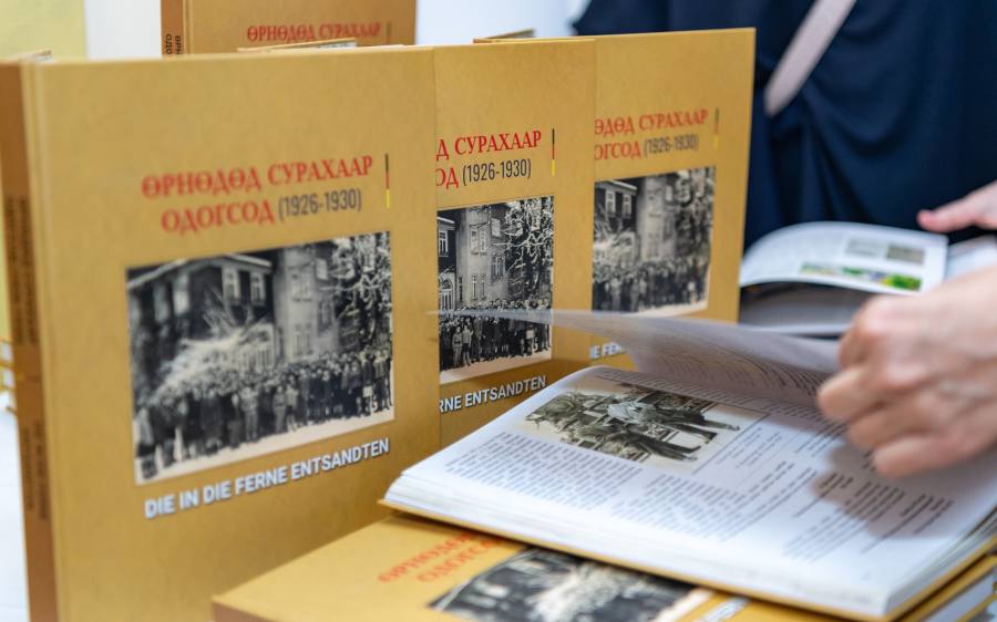 “Өрнөдөд сурахаар одогсод” цомгийг монгол, герман хэлээр хэвлүүлжээ