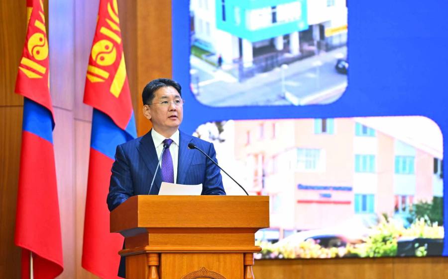 Ерөнхийлөгч У.Хүрэлсүх хувийн хэвшлийн эрүүл мэндийн байгууллага, Өрхийн эрүүл мэндийн төвийн эмч ажилтнуудтай уулзлаа