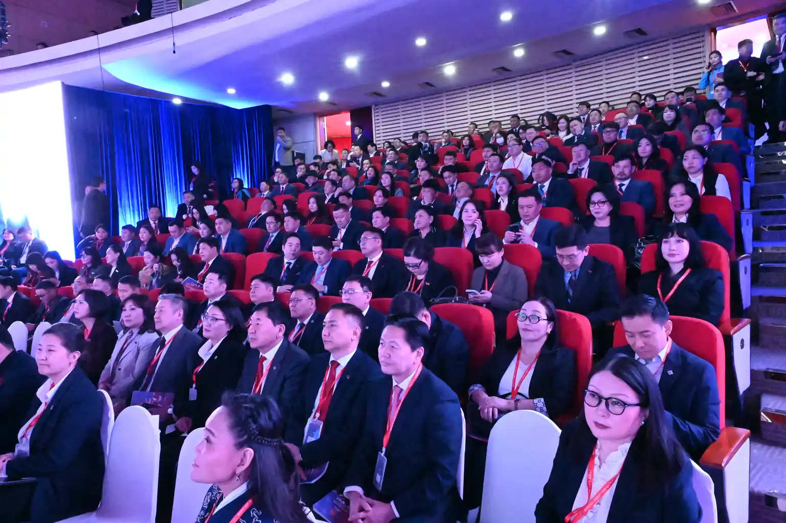 Монгол Ардын намын Бага хурлын салбар хуралдаанууд үргэлжилж байна