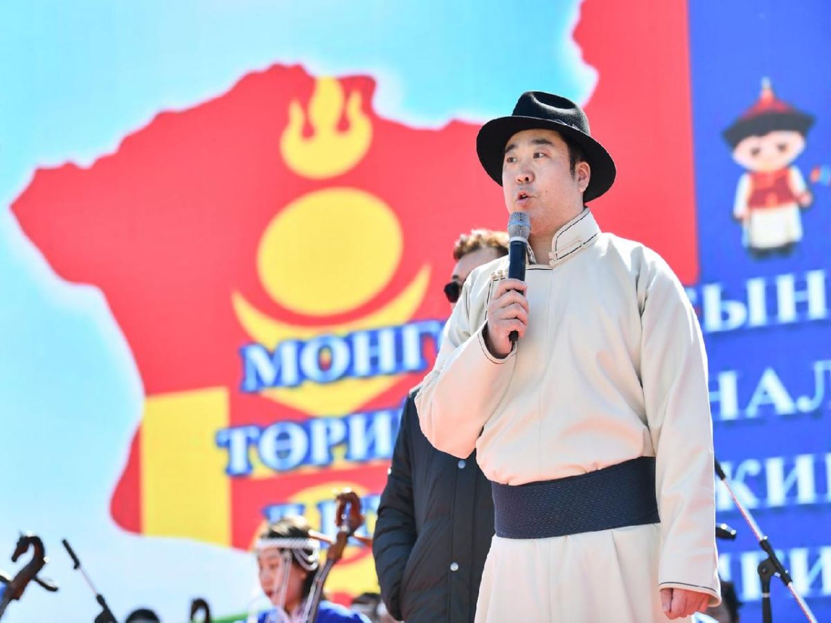 Төрийн далбааг мандуулах ёслолыг амжилттай зохион байгуулсан сургуулийн багш, нийгмийн ажилтнуудыг урамшууллаа