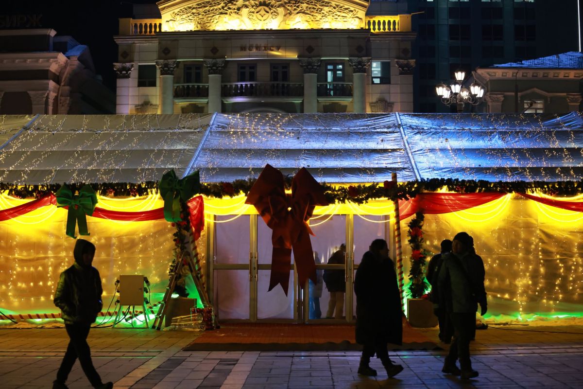 Сүхбаатарын талбайд “Крисмасс маркет” ажиллаж эхэллээ