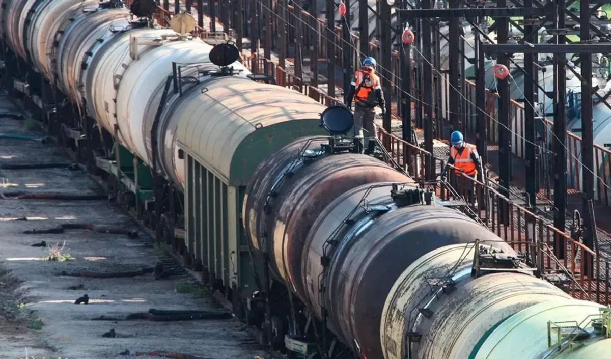 Төмөр зам дээр АИ-92 бензинтэй 63 цистерн вагон байна гэв