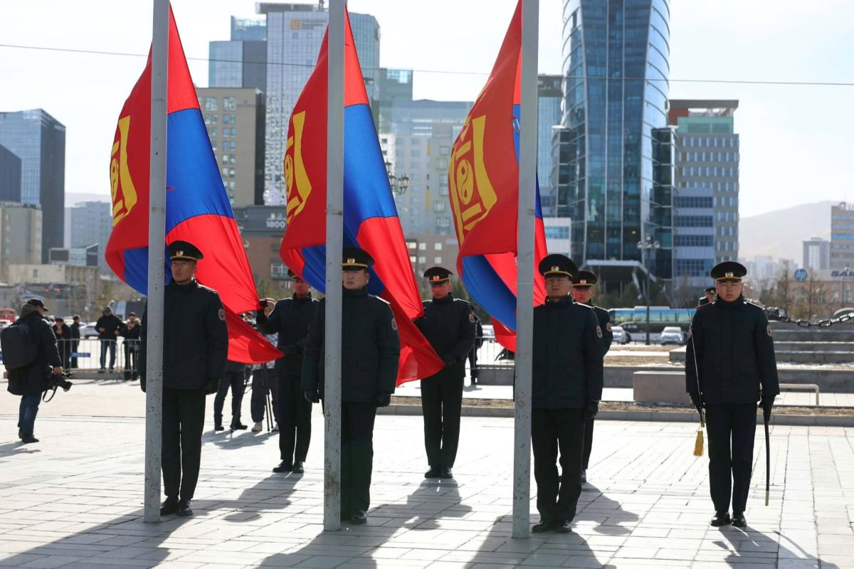 Эзэн богд Чингис хааны хөшөөнд хүндэтгэл үзүүлж, төрийн далбаа, нийслэлийн туг мандууллаа