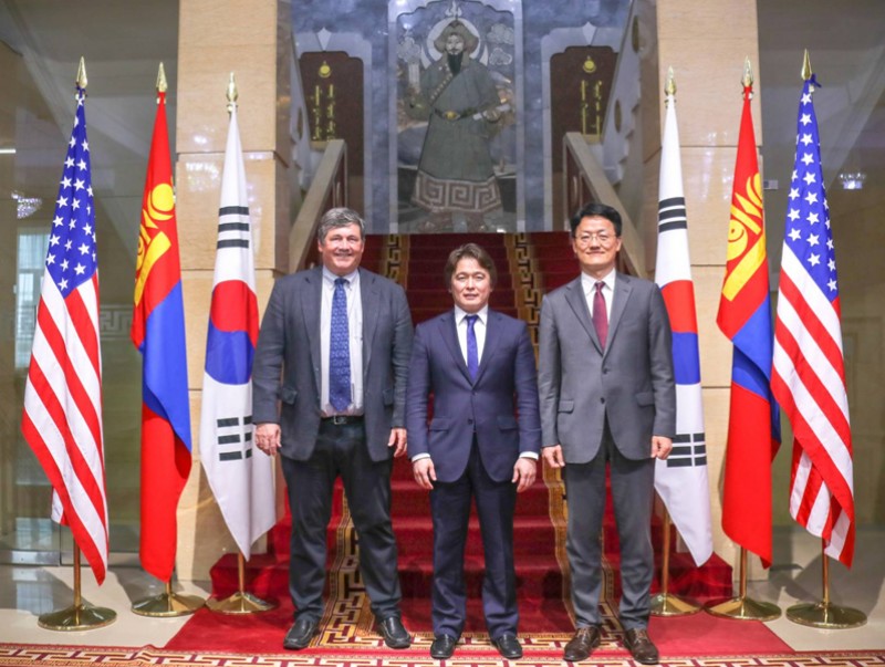 Монгол Улс, БНСУ, АНУ-ын гурван талт анхдугаар уулзалт болов