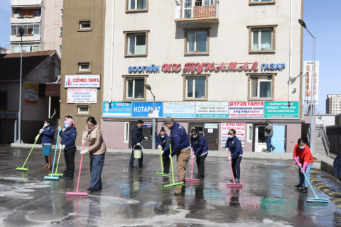 Сүхбаатар дүүргийн төрийн байгууллагын албан хаагчид угаалгатай их цэвэрлэгээг эхлүүллээ