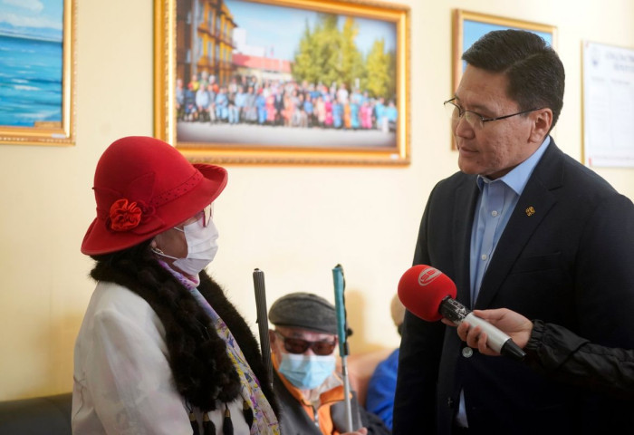 Хөдөлмөр, нийгмийн хамгааллын сайд Т.Аюурсайхан Төв аймгийн Батсүмэр сум дахь Ахмад настны үндэсний төвд ажиллалаа