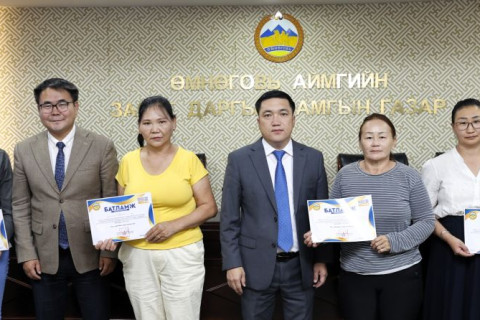 40-өөс дээш насны иргэдийн хөдөлмөр эрхлэлтийг дэмжих төсөлд шалгарсан Даланзадгад сумын иргэдэд батламж гардууллаа