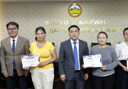 40-өөс дээш насны иргэдийн хөдөлмөр эрхлэлтийг дэмжих төсөлд шалгарсан Даланзадгад сумын иргэдэд батламж гардууллаа