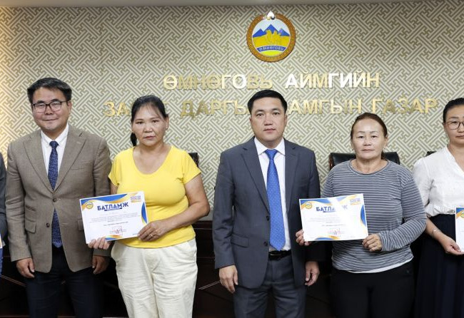 40-өөс дээш насны иргэдийн хөдөлмөр эрхлэлтийг дэмжих төсөлд шалгарсан Даланзадгад сумын иргэдэд батламж гардууллаа