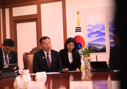 Ардчилсан намын дарга О.Цогтгэрэл БНСУ-ын Үндэсний Ассамблейн дарга Ү Вон Шигт бараалхлаа