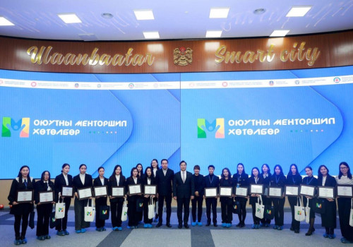 “Менторшип“ хөтөлбөрийн шилдэг 20 оюутанд тэтгэлэг гардууллаа
