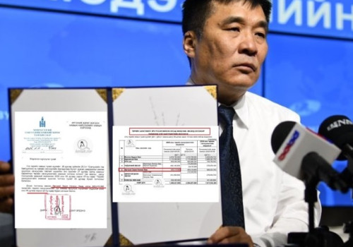 Улс төрийн намд олгодог 455 сая төгрөгийн санххүүжилтийг авснаа ИЗНН-ын дарга Б.Батбаатар намаасаа нуугаад зарцуулчихсан гэв үү