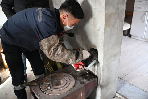 Түлш хэрэглэгчдэд үйлчлэх төвөөс айлуудын янданг хөөлж, ханан пийшин, зуухны гэмтлийг засварлаж байна