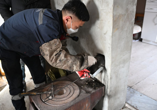 Түлш хэрэглэгчдэд үйлчлэх төвөөс айлуудын янданг хөөлж, ханан пийшин, зуухны гэмтлийг засварлаж байна