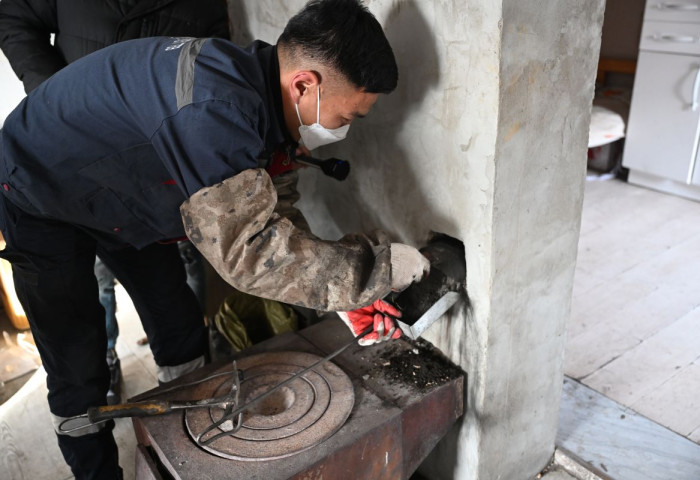 Түлш хэрэглэгчдэд үйлчлэх төвөөс айлуудын янданг хөөлж, ханан пийшин, зуухны гэмтлийг засварлаж байна