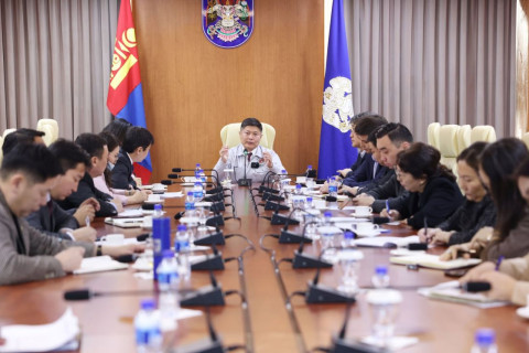 Хотын дарга Х.Нямбаатар дүүргүүдийн Засаг дарга, хэлтсийн дарга нартай нийслэлийн төсвийн төслийн талаар хэлэлцлээ