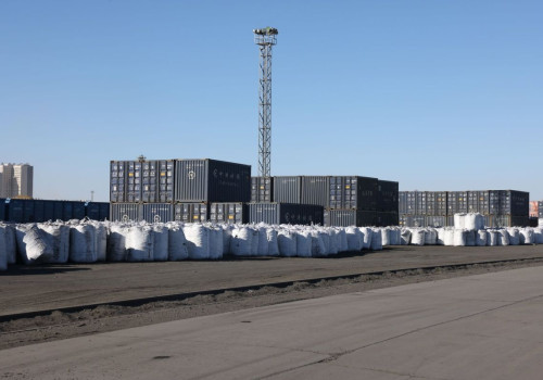 Сурвалжилга: Эрээн хотын гаалийн талбайд 8000 тонн, “Тавантолгой түлш” компанийн үйлдвэрт 35 мянган тонн хагас коксон түлш нөөцлөөд байна