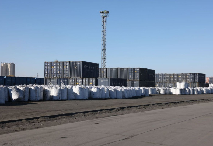 Сурвалжилга: Эрээн хотын гаалийн талбайд 8000 тонн, “Тавантолгой түлш” компанийн үйлдвэрт 35 мянган тонн хагас коксон түлш нөөцлөөд байна