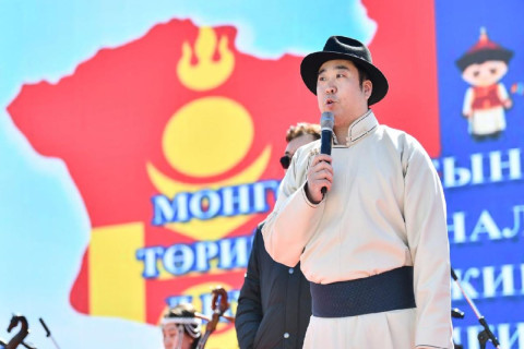 Төрийн далбааг мандуулах ёслолыг амжилттай зохион байгуулсан сургуулийн багш, нийгмийн ажилтнуудыг урамшууллаа