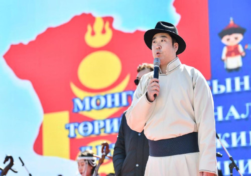 Төрийн далбааг мандуулах ёслолыг амжилттай зохион байгуулсан сургуулийн багш, нийгмийн ажилтнуудыг урамшууллаа