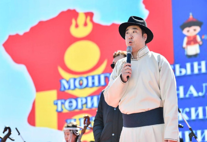 Төрийн далбааг мандуулах ёслолыг амжилттай зохион байгуулсан сургуулийн багш, нийгмийн ажилтнуудыг урамшууллаа