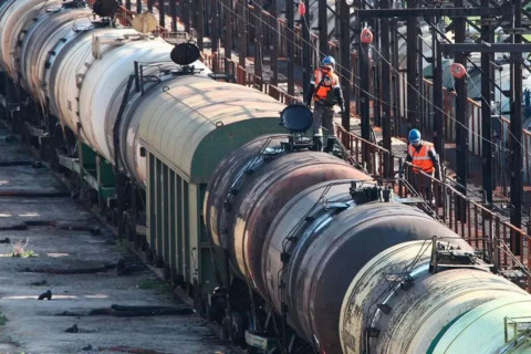 Төмөр зам дээр АИ-92 бензинтэй 63 цистерн вагон байна гэв