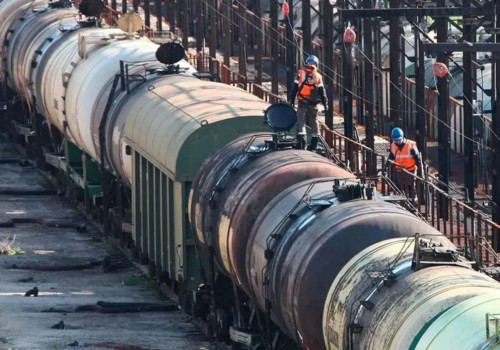 Төмөр зам дээр АИ-92 бензинтэй 63 цистерн вагон байна гэв