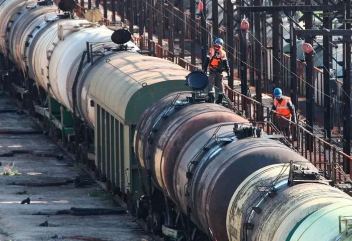 Төмөр зам дээр АИ-92 бензинтэй 63 цистерн вагон байна гэв