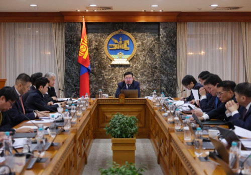 Хяналтын болон бүтээмжийн менежер, сайд нарын зөвлөхүүдийг цомхотгож, дэд сайд нарыг томиллоо