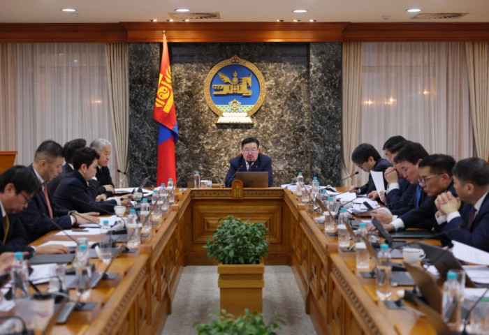 Хяналтын болон бүтээмжийн менежер, сайд нарын зөвлөхүүдийг цомхотгож, дэд сайд нарыг томиллоо