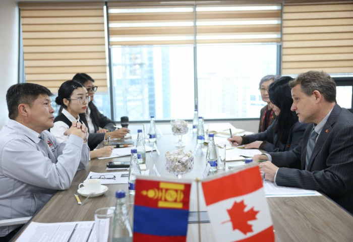 Хотын дарга Х.Нямбаатар Канад Улсаас Монгол Улсад суугаа Онц бөгөөд Бүрэн Эрхт Элчин сайд Стивен Даустыг хүлээн авч уулзлаа