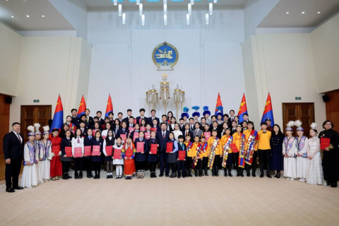 Ерөнхий сайд Г.Занданшатар 2025 оны онцлох хүүхдүүдэд шагнал гардуулж, баяр хүргэлээ