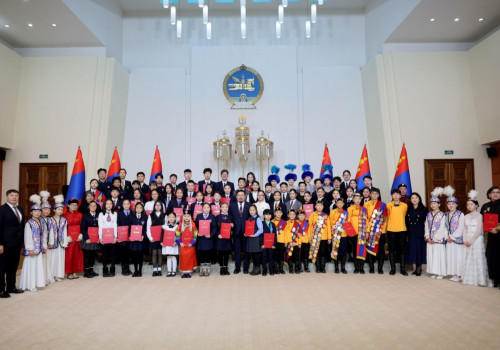 Ерөнхий сайд Г.Занданшатар 2025 оны онцлох хүүхдүүдэд шагнал гардуулж, баяр хүргэлээ