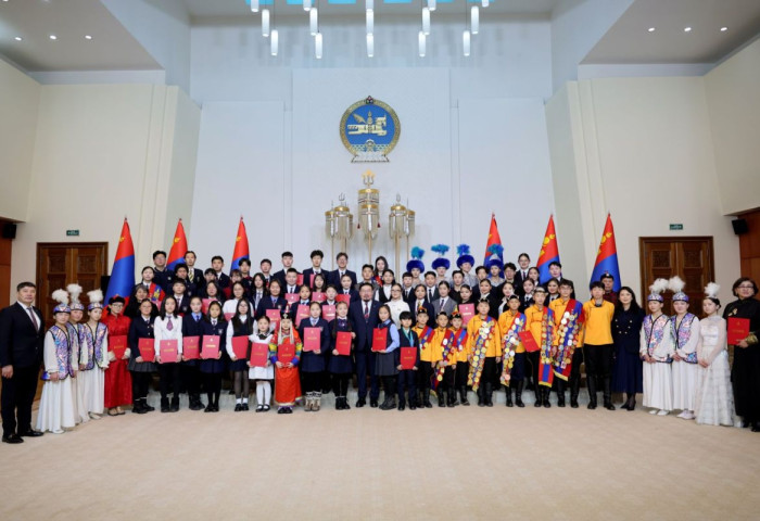 Ерөнхий сайд Г.Занданшатар 2025 оны онцлох хүүхдүүдэд шагнал гардуулж, баяр хүргэлээ