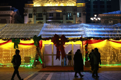 Сүхбаатарын талбайд “Крисмасс маркет” ажиллаж эхэллээ