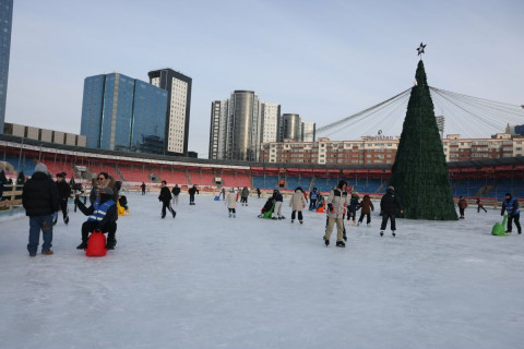 Төв цэнгэлдэх хүрээлэнд “Мөрөөдлийн мөсөн цэнгэлдэх–2025” арга хэмжээ үргэлжилж байна