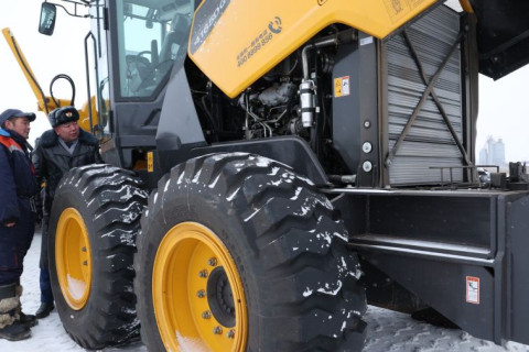 Өвөлжилт хүндрэх эрсдэлтэй аймаг, сумдад туулах чадвар сайтай машин гардуулжээ