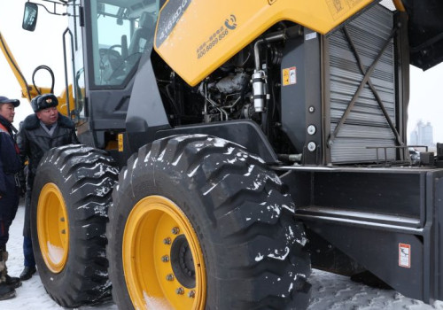 Өвөлжилт хүндрэх эрсдэлтэй аймаг, сумдад туулах чадвар сайтай машин гардуулжээ