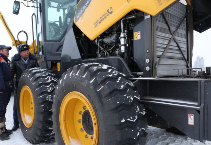 Өвөлжилт хүндрэх эрсдэлтэй аймаг, сумдад туулах чадвар сайтай машин гардуулжээ