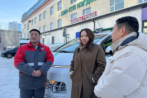 Хан-Уул дүүргийн Нэгдсэн эмнэлэгт түргэн тусламжийн машин гардуулан өглөө