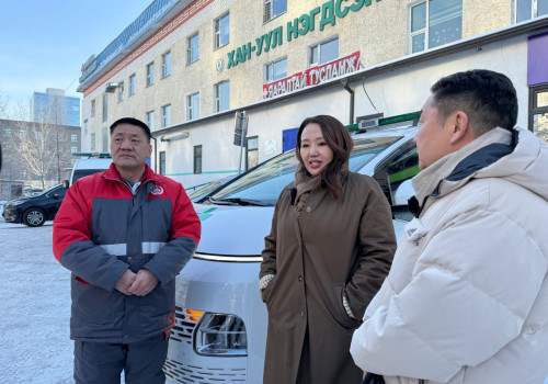 Хан-Уул дүүргийн Нэгдсэн эмнэлэгт түргэн тусламжийн машин гардуулан өглөө