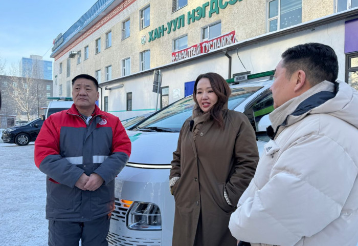 Хан-Уул дүүргийн Нэгдсэн эмнэлэгт түргэн тусламжийн машин гардуулан өглөө